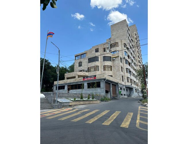 Վաճառվում է գրասենյակային տարածք Արաբկիրում՝ Վահրամ Փափազյան փողոցում, 500 քմ
