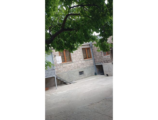 Վաճառվում է առանձնատուն