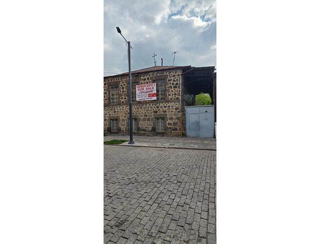 Վաճառվում է երկհարկանի քարե տուն