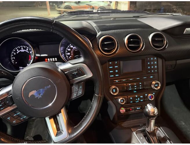 Ford Mustang մոդելի սպորտային մեքենա՝ վերափոխված կամ համալրված Shelby GT500-ի ագրեսիվ թյունինգային փաթեթով, 5 image